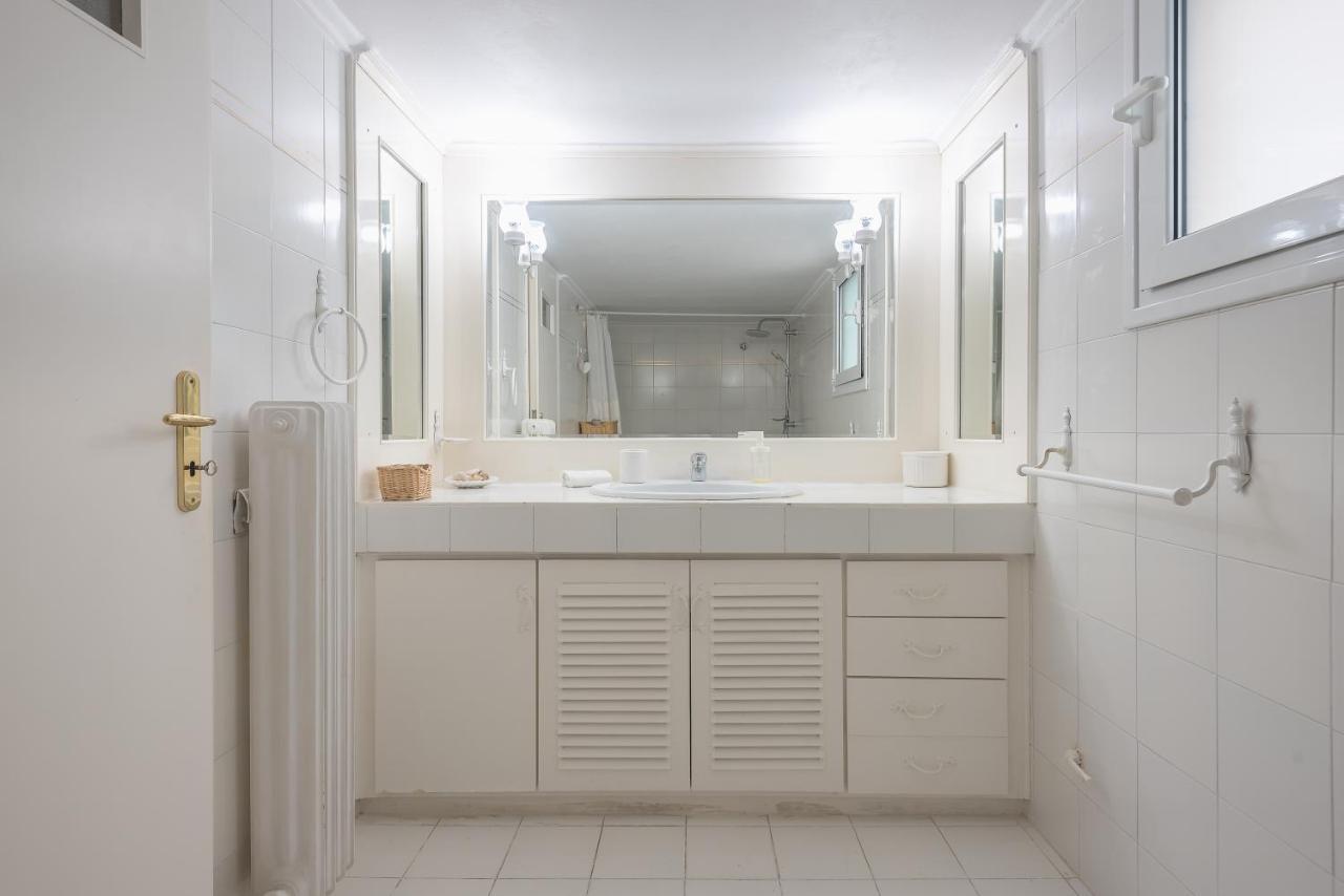 Lovely & Spacious 2-Bedroom Rental Unit In Glifada เอเธนส์ ภายนอก รูปภาพ